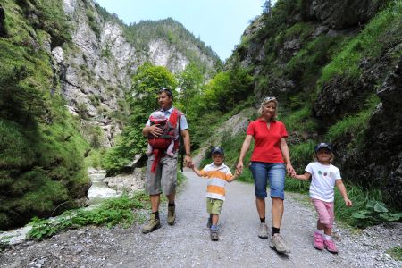 Familienwanderung in der Kundler Klamm, © Alpbachtal Seenland Tourismus