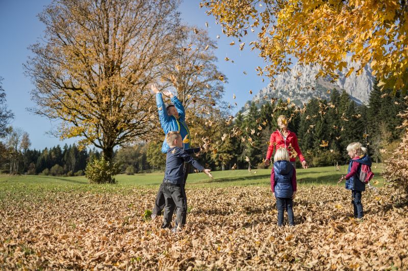 Familie Wandern im Herbst, © Wilder Kaiser, Felbert_Reiter