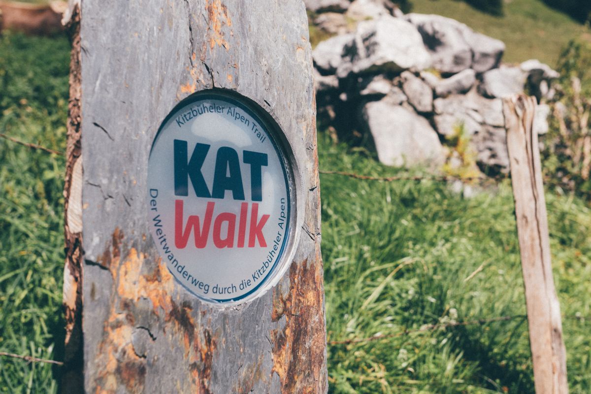 Das KAT Walk Logo entlang der Etappe 6, © Kitzbüheler Alpen, Gollner Daniel