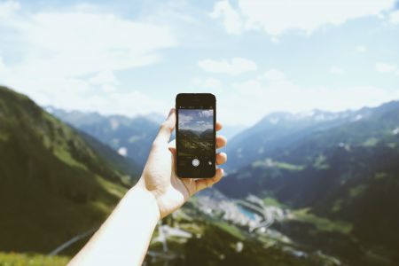 Berge durch Smartphone, pexels