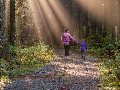 Frau mit Tochter wandern durch Wald, Pixabay