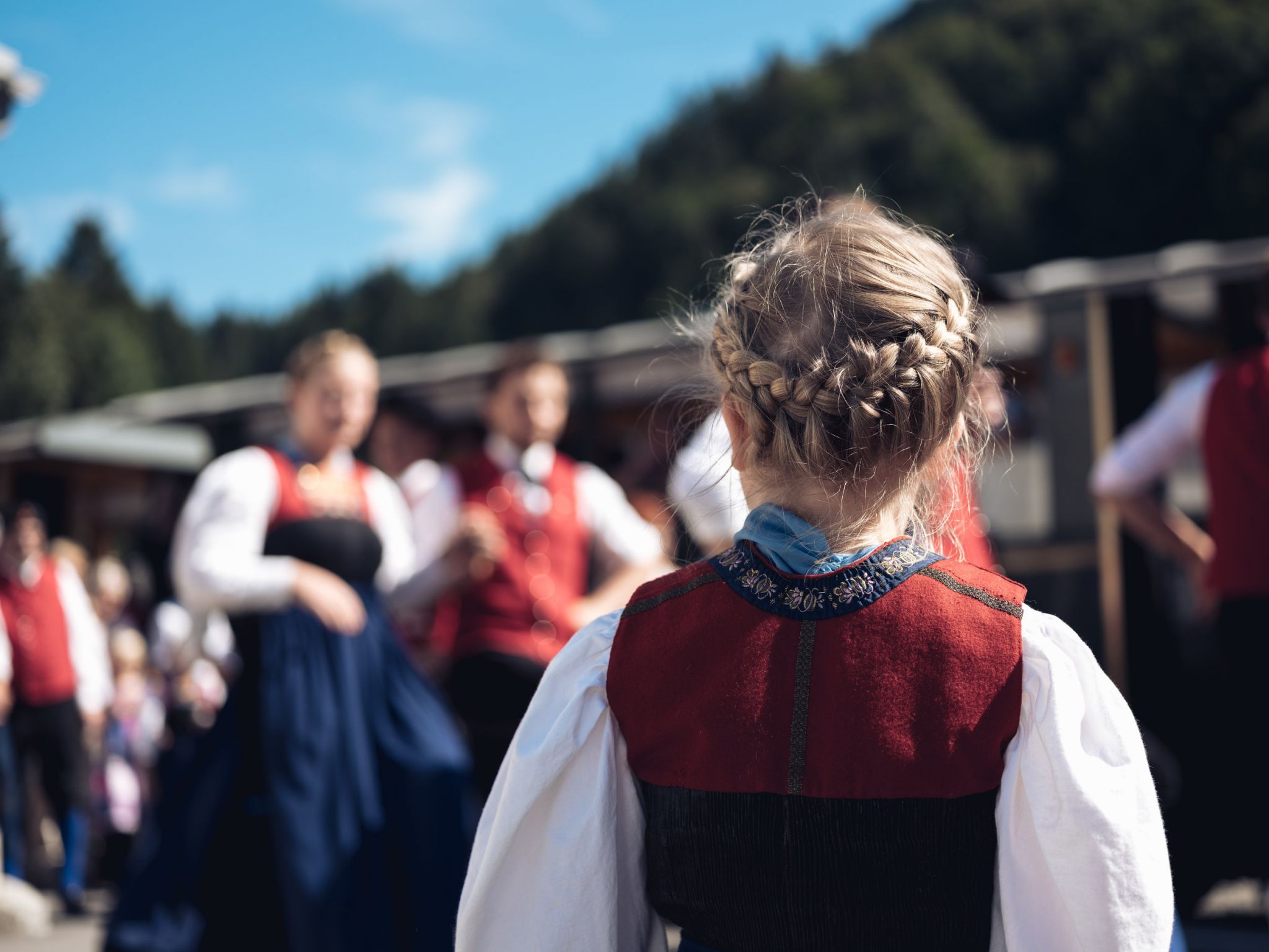 Mädchen in der Juppe im Bregenzerwald © Ian Ehm, friendship.is