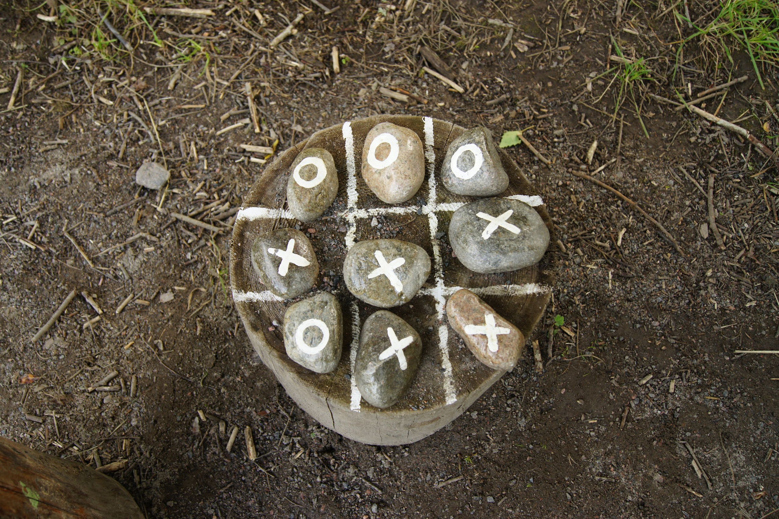 Tic Tac Toe aus Steinen im Wald