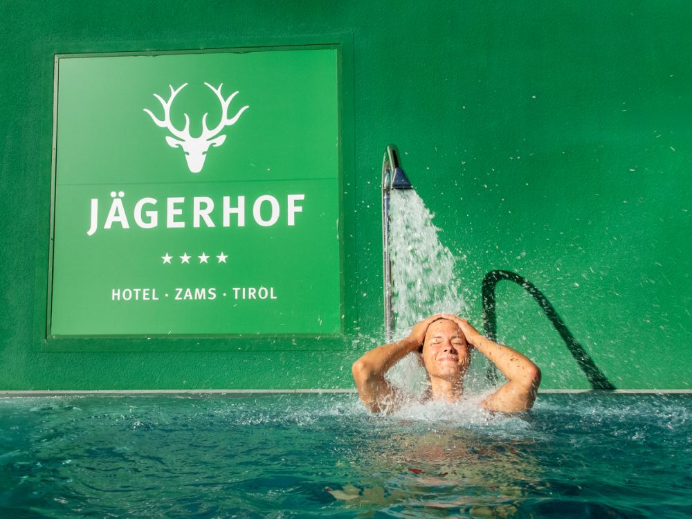 5_Entspannen-im-Außenpool-des-Hotel-Jägerhof_pulsderfreiheit