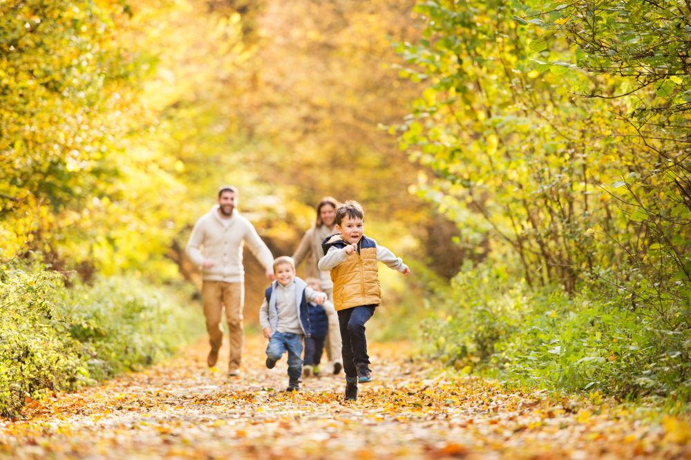 Familie im Herbst © shutterstock
