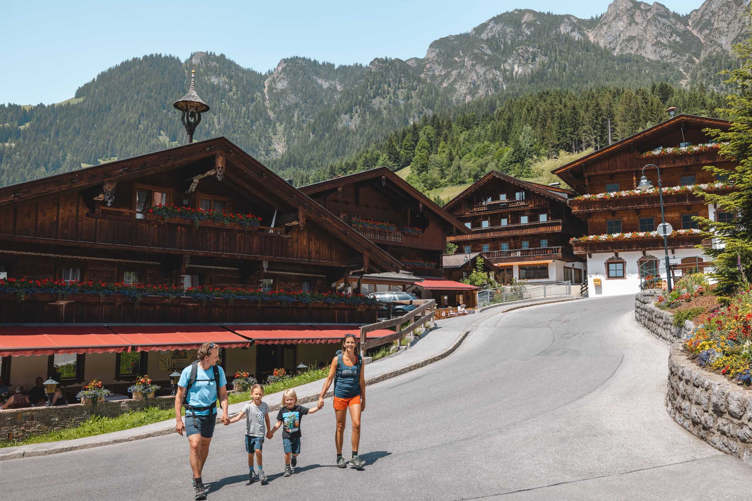 Familie spaziert durchs Dorfzentrum von Alpbach